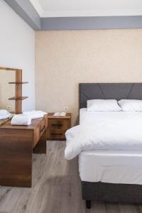 Habitación de hotel con 2 camas y escritorio en MİMOZA BUSİNESS PLUS apart, en Sanlıurfa