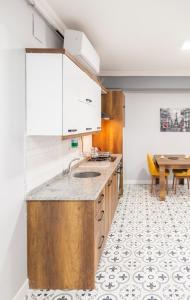 cocina con fregadero y mesa en una habitación en MİMOZA BUSİNESS PLUS apart, en Sanlıurfa