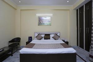 Säng eller sängar i ett rum på Collection O Hotel Dream Residency