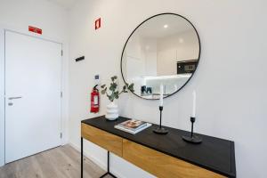 - un miroir au-dessus d'une commode dans une chambre dans l'établissement GuestReady - Cozy place in Matosinhos, à Matosinhos
