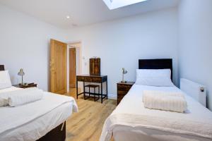 sypialnia z 2 łóżkami i biurkiem w obiekcie Spacious Bedroom Ensuite with 2 Single Beds - Room 3 w mieście Brentwood
