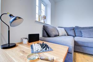 ein Wohnzimmer mit einem Schachbrett auf einem Tisch in der Unterkunft Spacious Bedroom Ensuite with 2 Single Beds - Room 3 in Brentwood