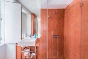 ein Bad mit einem Waschbecken und einer Dusche in der Unterkunft GuestReady - The New Yellow Ledbetter in Porto