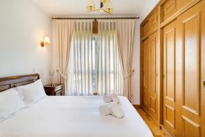 um quarto com uma cama com duas toalhas em GuestReady - Gorgeous residence in Foz no Porto