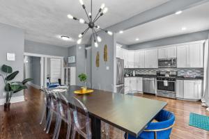 uma cozinha e sala de jantar com mesa e cadeiras em Designer Home in Shaw LEFT SIDE - JZ Vacation Rentals em Tower Grove