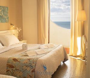 pokój hotelowy z łóżkiem i dużym oknem w obiekcie Hotel Sinuessa Terme w mieście Mondragone