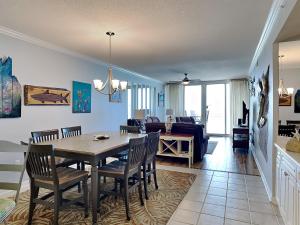 comedor y sala de estar con mesa y sillas en The Pearl of Navarre #702, en Navarre