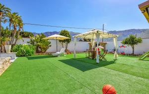 Un patio trasero con un parque infantil con una cancha de baloncesto. en Gorgeous Home In Terrasini, en Terrasini
