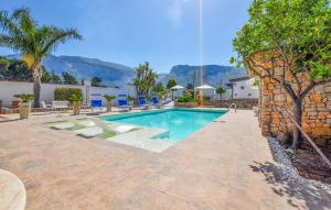 ein Schwimmbad in der Mitte eines Resorts in der Unterkunft Beautiful Home In Terrasini With Outdoor Swimming Pool in Terrasini