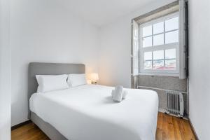 Uma cama ou camas num quarto em GuestReady - Modern Duplex, Neo-Classical Building