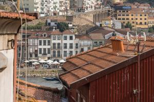 vista su una città con edifici e un fiume di GuestReady - Modern Duplex, Neo-Classical Building a Porto