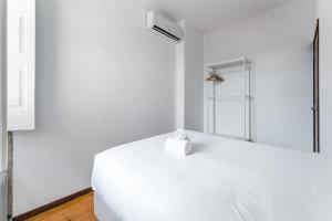 Uma cama ou camas num quarto em GuestReady - Modern Duplex, Neo-Classical Building