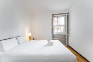 Uma cama ou camas num quarto em GuestReady - Modern Duplex, Neo-Classical Building