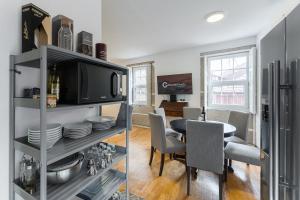 A cozinha ou kitchenette de GuestReady - Modern Duplex, Neo-Classical Building
