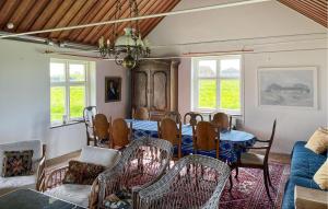 comedor con mesa y sillas en Cozy Home In Sankt Ibb With Kitchen en Sankt Ibb