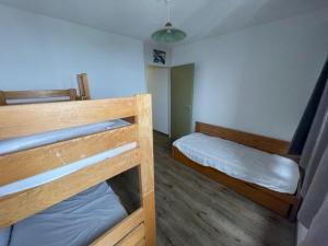 1 Schlafzimmer mit 2 Etagenbetten in einem Zimmer in der Unterkunft Appartement Les Adrets-Prapoutel, 2 pièces, 5 personnes - FR-1-557-105 in Les Adrets