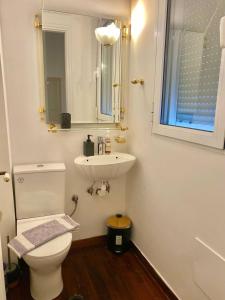 uma casa de banho com um WC branco e um lavatório. em Corfu Dream Holidays Villas em Kanoni