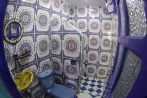 Tamraght Ou FellaにあるTamraght 3 Bedroom Apt with Oceanview 2.Levelのバスルーム(青いトイレ、鏡付)