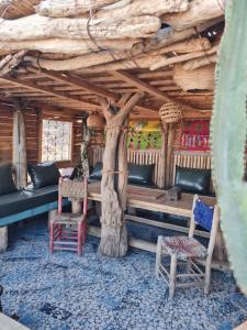 Tamraght Ou FellaにあるTamraght 3 Bedroom Apt with Oceanview 2.Levelのキャビン内のテーブルと椅子付きの部屋