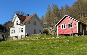 Erfjord的住宿－4 Bedroom Gorgeous Home In Erfjord，两所房子在草地上,旁边是房子