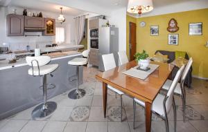 een keuken en een woonkamer met een tafel en stoelen bij Lovely Home In Moustiers-sainte-marie With Kitchen in Moustiers-Sainte-Marie