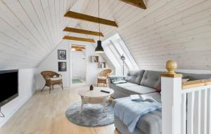 un soggiorno con divano e tavolo di 2 Bedroom Beautiful Apartment In Kolind a Kolind