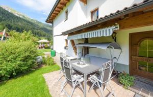 stół i krzesła na patio domu w obiekcie Stilvolle Ferienwohnung w mieście Sankt Anton am Arlberg