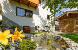 ogród ze stawem przed domem w obiekcie Stilvolle Ferienwohnung w mieście Sankt Anton am Arlberg