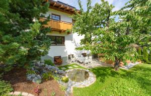 z góry widok na podwórze z domem w obiekcie Stilvolle Ferienwohnung w mieście Sankt Anton am Arlberg