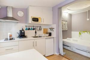 波多的住宿－GuestReady - An amazing stay in Heroismo，厨房配有白色橱柜、水槽和浴缸。