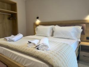 Un pat sau paturi într-o cameră la Hotel Kseal