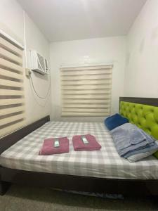 ein Schlafzimmer mit einem Bett mit zwei Handtüchern darauf in der Unterkunft Radex Place Staycation , 2BR, 6 PAX in Mati