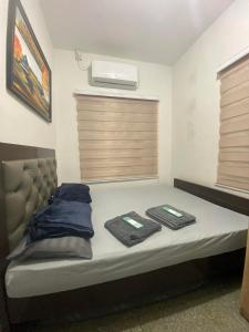 een bed in een kamer met twee handdoeken erop bij Radex Place Staycation , 2BR, 6 PAX in Mati