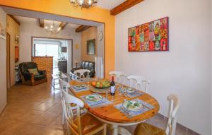 una sala da pranzo con tavolo e sedie di Gorgeous Home In Antraigues Sur Volane ad Antraigues