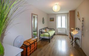 una camera da letto con un letto e una scrivania in una stanza di Gorgeous Home In Antraigues Sur Volane ad Antraigues Altre 8 foto