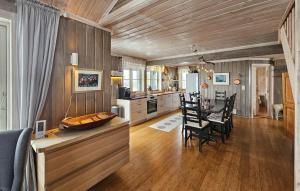 eine Küche und ein Esszimmer mit einem Tisch und Stühlen in der Unterkunft Stunning Home In Fl With Wifi in Eggedal