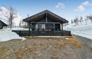 ein Blockhaus mit einer Veranda im Schnee in der Unterkunft Stunning Home In Fl With Wifi in Eggedal