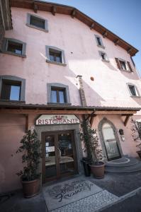 ein Gebäude mit einem Schild auf der Vorderseite in der Unterkunft Locanda Dal Sor Francesco in Vetralla