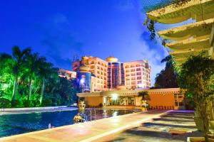 Bazén v ubytování Hotel Swosti Premium Bhubaneswar nebo v jeho okolí