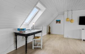 3 Bedroom Beautiful Home In Vesløs的电视和/或娱乐中心
