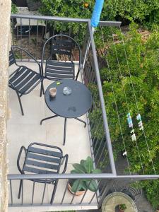 patio ze stołem i krzesłami na balkonie w obiekcie Apartments Gusar w Ulcinju