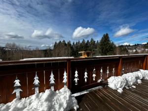 Rõdu või terrass majutusasutuses Chalet avec jacuzzi privé, vue sur les Vosges