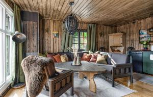 un soggiorno con divano e tavolo di Stunning Home In Setskog With Lake View 