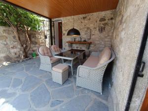 un patio con sillas de mimbre y una mesa en Stone House, en Bodrum City