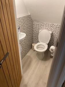 a bathroom with a toilet and a sink at Cosy Home In Nottingham Near QMC and University Free Parking! in Nottingham