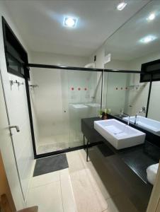 La grande salle de bains est pourvue d'un lavabo et d'une douche. dans l'établissement PAJUCARA FRONT BEACH 2, à Maceió