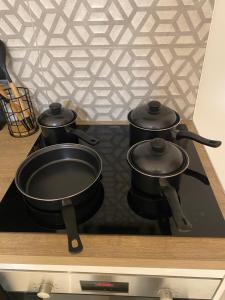 a pair of pots and pans on a stove at Cosy Home In Nottingham Near QMC and University Free Parking! in Nottingham