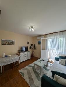 een woonkamer met een bank en een tafel bij Dwell well in Mostar in Mostar