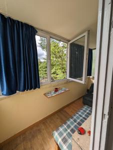 ein Wohnzimmer mit 2 Fenstern und einem Sofa in der Unterkunft Dwell well in Mostar in Mostar