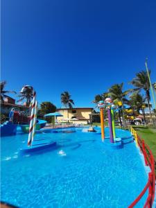 uma grande piscina com parque aquático em JL Temporadas - Quarto Portobello Park Hotel em Porto Seguro